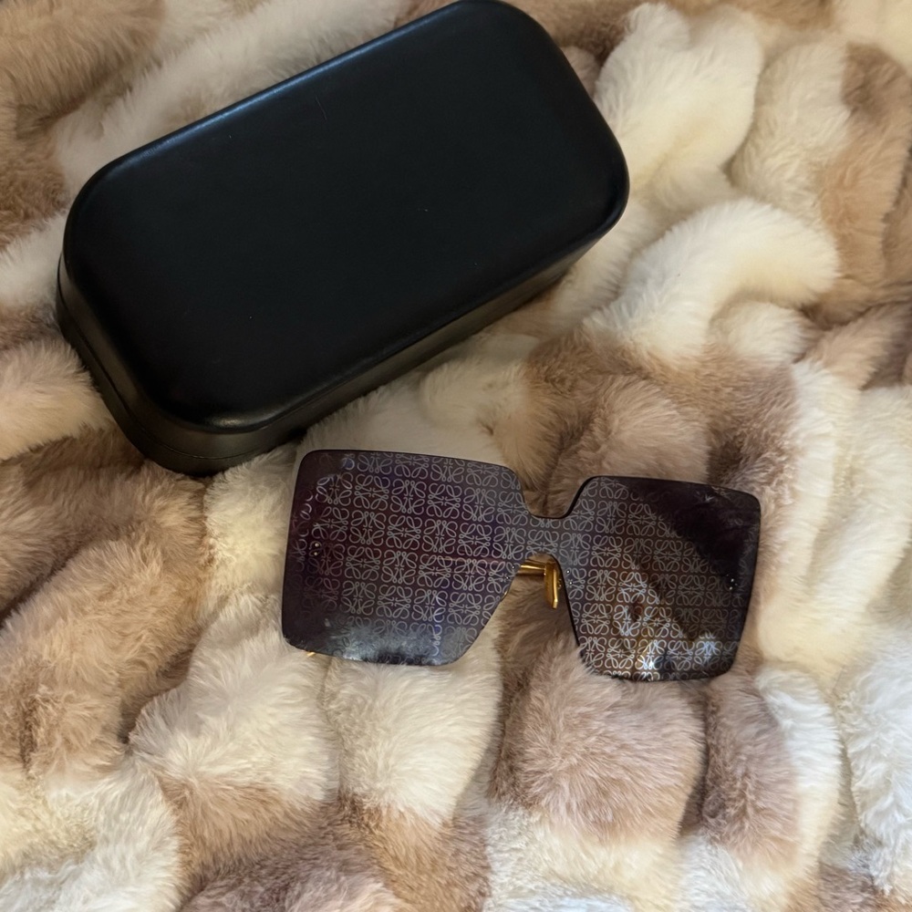 Loewe LW40082U Sunglasses